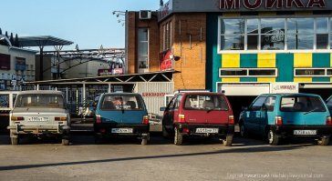 Не только и не столько. Номер должен висеть на реальной машине, его нельзя просто зарезервировать.