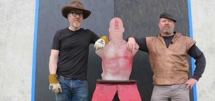 А на заднем плане случайно не Адам Сэвидж, один из ведущих телепередачи «Разрушители легенд»?