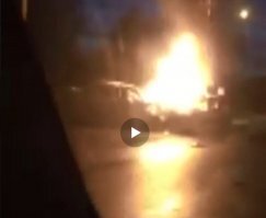 Машины на фото растащены, на самом деле они после удара стояли рядом и, возможно, огонь с одной перекинулся на другую.