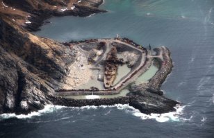 Не линкор а лёгкий крейсер "Мурманск".
После списания крейсер «Мурманск» в 1994 году был продан в Индию на металлолом. Но он так и не ушел далеко от места своей службы. Когда корабль тащили на буксире мимо северных берегов Норвегии, он сорвался с тросов и был выброшен волнами на скалы. Обычно в таких случаях остовы кораблей быстро разбиваются зимними штормами, но «Мурманск» продержался почти двадцать лет. 
В 2009 году власти Норвегии финансировали разделку крейсера. Фирма AF Decom построила массивный волнолом и сухой док вокруг «Мурманска», чтобы получить к нему доступ по суше. К 2012 году док осушили и началась разборка крейсера с помощью спецтехники. К следующему году крейсера «Мурманск» не стало.