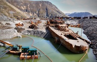 Не линкор а лёгкий крейсер "Мурманск".
После списания крейсер «Мурманск» в 1994 году был продан в Индию на металлолом. Но он так и не ушел далеко от места своей службы. Когда корабль тащили на буксире мимо северных берегов Норвегии, он сорвался с тросов и был выброшен волнами на скалы. Обычно в таких случаях остовы кораблей быстро разбиваются зимними штормами, но «Мурманск» продержался почти двадцать лет. 
В 2009 году власти Норвегии финансировали разделку крейсера. Фирма AF Decom построила массивный волнолом и сухой док вокруг «Мурманска», чтобы получить к нему доступ по суше. К 2012 году док осушили и началась разборка крейсера с помощью спецтехники. К следующему году крейсера «Мурманск» не стало.