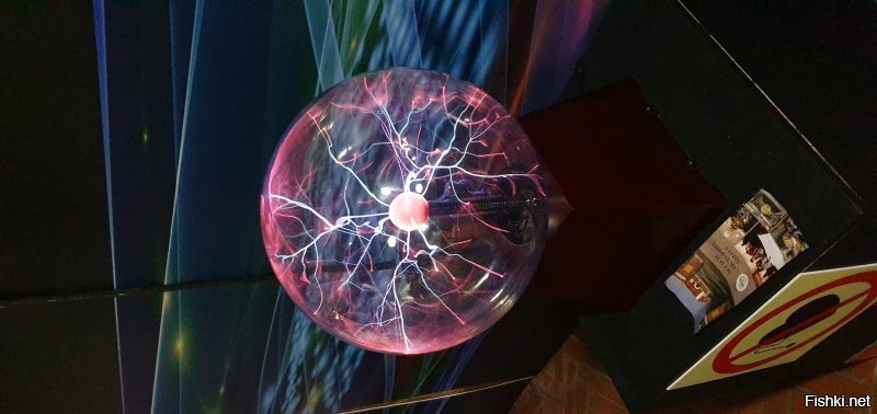 в Питере, в Петропавловской крепости,в музее науки и техники плазменный шар есть.Прикольная вещица