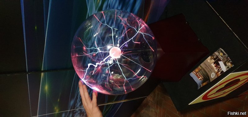 в Питере, в Петропавловской крепости,в музее науки и техники плазменный шар есть.Прикольная вещица