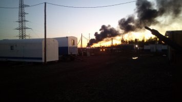 3,5 миллиона? Хм... Можно нормальный дом на 100-150 кв.м построить. 

---

Впятером жили на 27 кв.м (жилая), 47 общая. 
Две семьи. 
Вот нифига не комфортно было. 
Вчетвером, одна семья, там же, вполне нормально уже стало. 

А этот "дом на колесах без колес", разве, что, на двоих. 
Или как временное (вахта, к примеру) жильё. 
Тогда да, нормально. 

Вот 8 человек на один вагончик, с удобствами"во дворе", да на пару месяцев это да, это жёстко. 
Хотя жить можно. Но не хочется. :)