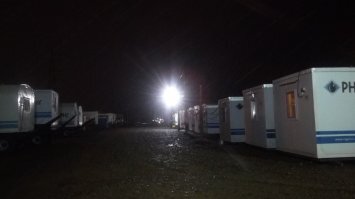 3,5 миллиона? Хм... Можно нормальный дом на 100-150 кв.м построить. 

---

Впятером жили на 27 кв.м (жилая), 47 общая. 
Две семьи. 
Вот нифига не комфортно было. 
Вчетвером, одна семья, там же, вполне нормально уже стало. 

А этот "дом на колесах без колес", разве, что, на двоих. 
Или как временное (вахта, к примеру) жильё. 
Тогда да, нормально. 

Вот 8 человек на один вагончик, с удобствами"во дворе", да на пару месяцев это да, это жёстко. 
Хотя жить можно. Но не хочется. :)