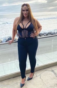 Долго пытался понять, какие девушки тебя привлекают. Помимо симпатичных, выкладываешь всяких - длинных, нескладных, коротконогих, силиконовых, заштукатуренных/перефотошопленных "вхлам", некрасивых...

Сначала думал нравятся формастые как песочные часы. Нет. Выкладываешь и "прямых" (без талии). Пруф - двенадцатое фото в этой же подборке. 

Потом решил, что главное - грудь и пофиг, что силиконовая. Но и "безсисьные", оказывается, тебе тоже по вкусу! (второе фото из этого поста)

Кароч, видимо, тебе пофиг какие, лишь бы были.

Но Шахиризада Степановна...  Это НЕЧТО!  Сразил наповал!  Не ожидал, не ожидал...