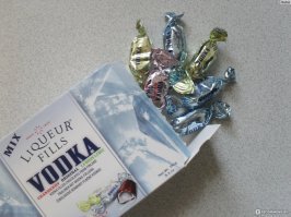 Так это уже всё было , даже с закуской , в конце 80х-начале90х  , импортные конфеты с начинкой виски , ром , водка , приносил их в школу одноклассник , родители которого вечно по заграницам мотались , и внутри был реальный алкоголь , нас ещё учителя доставали , что от нас перегар лёгкий , как назывались они уже и не помню , но фото отображает примерно как они выглядели, на каждой конфете был написан наполнитель и это был реальный алкоголь.