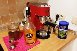 Рецепт кофе по-канарски  Barraquito
Состав:

черный кофе – 100 мл;
сгущенное молоко – 20 мл;
молоко – 30 мл;
бренди – 20 мл;
корица – на кончике ножа;
лимонная цедра – 5 г.

Способ приготовления:

Сварите кофе по своему любимому рецепту. При необходимости его профильтруйте, чтобы в бокал не попал осадок.
На дно айриш-бокала положите сгущенку.
Осторожно влейте в бокал бренди.
Тонкой струйкой влейте кофе.
Взбейте молоко в пену и положите ее на кофе.
Украсьте корицей и цедрой.
Подавайте кофе по-канарски горячим. Сахар в него добавлять не принято.
======
Хотя я дома импровизирую и в основном с количеством ликёра  .Лучше всего с licor 43