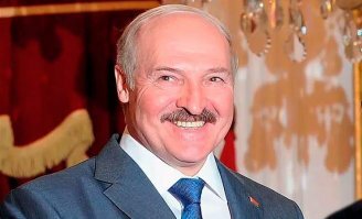 Во первых статистке в РБ верить нельзя, её не собирают по факту событий, а рисуют цифры, которые прикажут (типо потолок заболеваемости - не более 1000 человек в день. это приказ.. Всё, публикуют нужные цифры).
Например, люди в больницах умирали не из-за короновируса, а из-за осложнения дыхания или сердечной недостаточности или ещё из-за чего-то, но никак не из-за уханьского вируса. Разумеется статистика  эти смерти никак не учитывает.

Во вторых - экономика РБ не выдержала бы карантина, она итак на ладен дышит. А тут ещё всех по домам рассади, плати зарплаты и пособия. (В РБ очень сильно душат частный бизнес, поэтому подавляющая часть населения вынуждена работать на гос службе, особенно в областях).
В третьих расчёт был таков, что китайским вирусом выкосит всех кто в тягость бюджету и пенсионному фонду. Зачем платить пенсии или пособия инвалидам и прочим раковым больным, если есть такое счастье, которое передаётся воздушно-капельным, и выкашивает людей со слабы здоровьем?  Это ж великое благо для бюджета - столько иждивенцев  погибнет, а останутся те кто здоров и может работать.  Под шумок, даже онко-больным прекратили необходимые процедуры, якобы что все силы брошены на борьбу с вирусом. Но с ним же никто не боролся, а раковые пациент, если прервать лечение - мрут в разы быстрее и живут гораздо меньше. (Ну и толку с них, они ж работать не могут)
Понятно что, денег нет и надо держаться. И государство с разворованной и разрушенной за 20 лет экономикой просто не может позволить себе серьёзных карантинных мер. Но,  хотели бы помочь, могли бы все силы легпрома направить на пошив масок, когда ещё в начале года было понятно что зараза из Китая скоро будет тут, и раздавать  эти одноразовые маски бесплатно возле входов  метро и на крупных ЖД станциях и вокзалах. Тем более такие инициативы по пошиву были, как от гос структур , так и от частников. Тем более, не так уж дорого стоят эти маски. Но, инициативу запретили, частников вообще пригрозили штрафануть, и даже сейчас ловят людей которые шьют и продают маски (мешают зарабатывать прикорытным сетям аптек). Якобы борются со спекуляцией и торговлей без соответствующих документов. Но, если сложить все факты вместе, становится очевидно - правительство решило почистить народ от стариков и инвалидов по здоровью. Чем больше умрёт - тем лучше.
У фашистов похожая программа эвтаназии Т4 была.