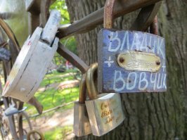 Вот из Харькова возьмите, повесьте в Одессе. Пусть рвут шаблон