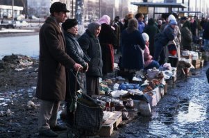 Вот эти, видимо, против. Сменяемость власти - основной принцип демократии. Вот только демократия - это ширма для внешнего экономического управления. Только конченный это не понимает.