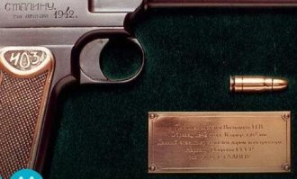 А чего к наградному пистолю для тов. Сталина только один патрон - это какой-то намёк...?)