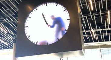 Опаздываешь, пробегая мимо взглянул на часы и остановился на 15 секунд пока чел стрелку рисует.