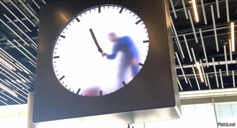 Опаздываешь, пробегая мимо взглянул на часы и остановился на 15 секунд пока чел стрелку рисует.