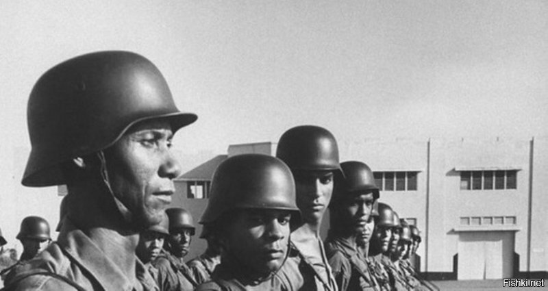 Извинять(!!!)ся перед нами автор предлагает, судя по иллюстрации, военнослужащим Доминиканы.  На фото от 01 Декабря  1959 года именно они...