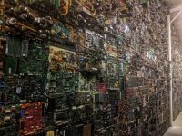 Тут материнок меньше чем блоков питания от теликов да мониторов, а еще ИБП много, и прочего добра.Даже ламповые есть платы.