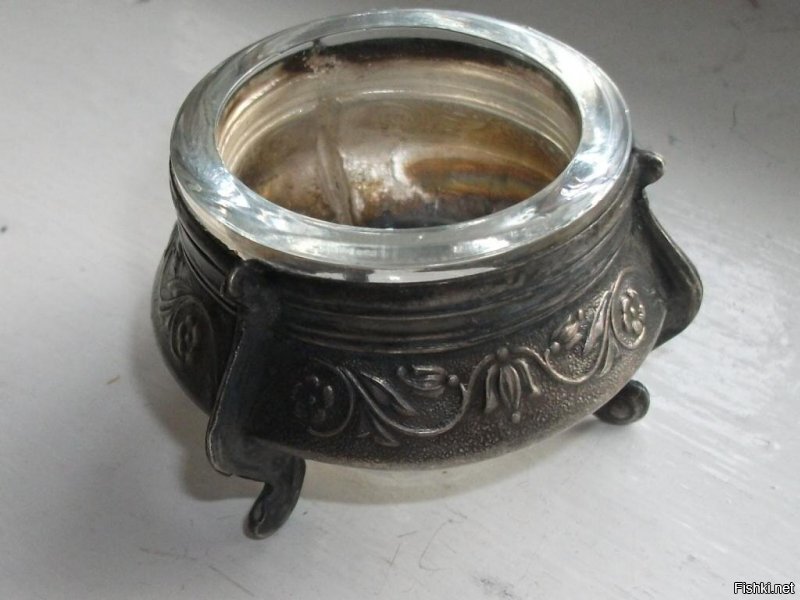 Я подставку для яйца использую солонку. Идеально подходит. Кушаю и ложечку в соль макаю. И кусочек чёрного хлеба с маслом. С детства люблю такое сочетание.