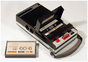 Я вот помню такой вот магнитофон:

Обычный магнитофон для проигрывания обычных кассет. Однако к нему прилагалась специальная радиокассета - магнитофон превращался в радиоприемник. Видимо уже потом , к концу 80- х обиход пришли магнитолы (встроенный приемник в магнитофон). А та техника конца 70 -х, все было отдельно, хотя вроде магнитолы уже существовали, но видно это бюджетный был вариант......