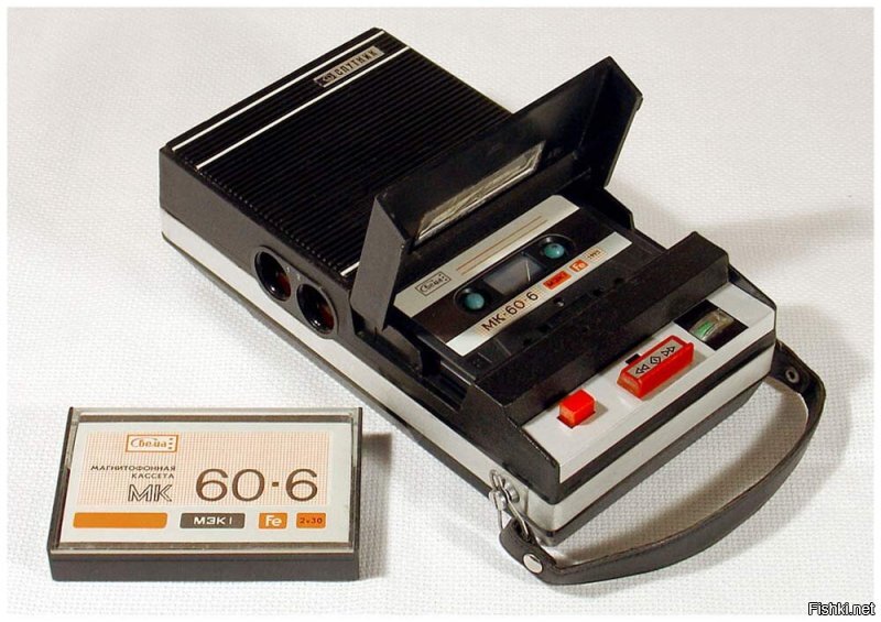 Я вот помню такой вот магнитофон:

Обычный магнитофон для проигрывания обычных кассет. Однако к нему прилагалась специальная радиокассета - магнитофон превращался в радиоприемник. Видимо уже потом , к концу 80- х обиход пришли магнитолы (встроенный приемник в магнитофон). А та техника конца 70 -х, все было отдельно, хотя вроде магнитолы уже существовали, но видно это бюджетный был вариант......