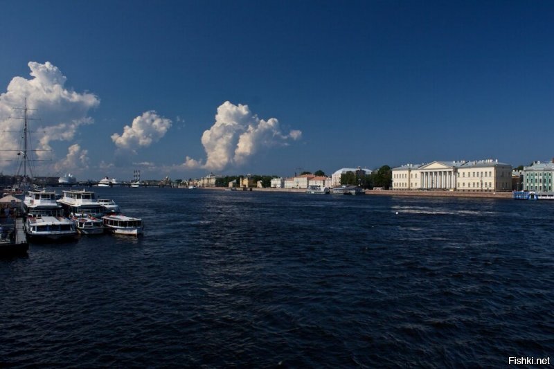 Мы с женой ездили несколько раз в Питер. Каждый раз было солнце и жара под 30 градусов. Теперь она уверена, что это такой жаркий, солнечный курортный город.
