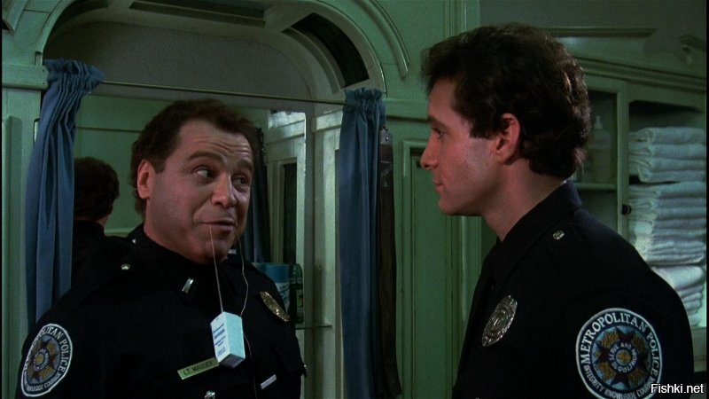 Хорошо бродить по свету
С карамелькой за щекой
И ещё одной для друга
Взять в кармашек про запас