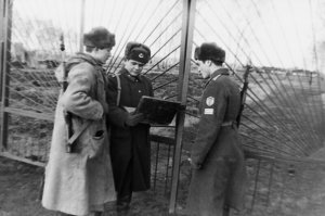 "Советская видеосвязь без проводов и ноутбук "Сибиряк". 1983 год. Разводящий докладывает начальнику караула о смене часовых по видеосвязи, посредством советского ноутбука "Сибиряк". г. Омск. 1983 год."(с)

Для тех, кто не был в караулах. В руках у разводящего пенал с оттисками печатей, что есть на посту. Для сверки.