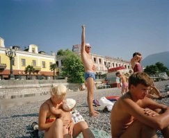г. Ялта, набережная им. В. И. Ленина. ( приблизительно начало 90-х... Ещё "Пчёлка" на фото. Потом там казино сделали "III-й Рим". ).
Справа "за кадром" - два причала от которых отходили прогулочные катера, каждые пол-часа... И здесь же вытекает ручей (как и 200 метров влево, а 400 метров вправо - речки)... Не надо там купаться...