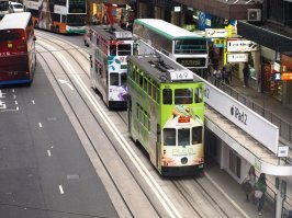 Трамваи в Гонконге внешне выглядят "под старину", а на самом деле очень современная техника напичканная электроникой. Остановки удобные - в дождь при посадке-высадке не намокнешь.