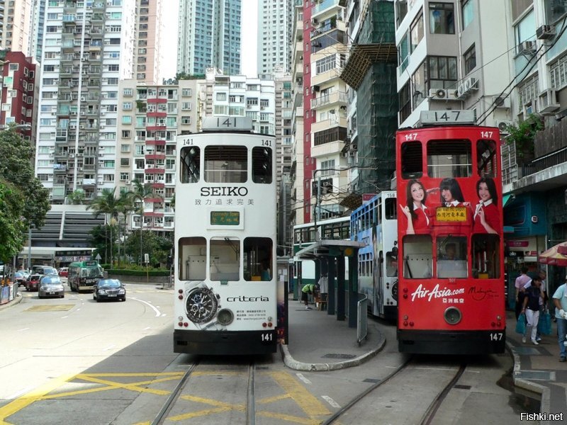 Трамваи в Гонконге внешне выглядят "под старину", а на самом деле очень современная техника напичканная электроникой. Остановки удобные - в дождь при посадке-высадке не намокнешь.
