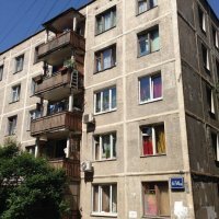 Да в любой панельке - пол верхнего балкона это потолок для нижнего. А у верхних ещё и козырёк часто делают