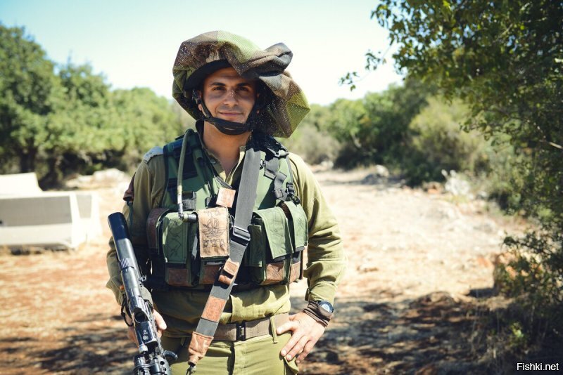 У израильских солдат есть одна интересная вещь в форме, это бесформенный сеточный чехол на каску, из за которого их солдаты похожи на грибы. В других армиях почему-то такого аксессуара нет.