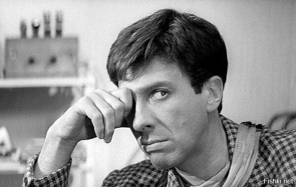 Сам принесет деньги на блюдечке с голубой каемкой...