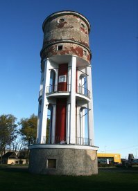 Кохтла-Ярве, Эстония. Затрудняюсь сказать, когда перестала исполнять свои функции. В "смутное время" в ней была комиссионка, какой-то стремный кабак, что-то еще. Лет 20 уже не используется никак и "украшает" въезд в город.