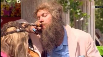 Хозяин 4го говнофона выглядит как то так.  Хотя нет так выглядит хозяин любого говнофона.