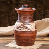 Botijo - традиционный испанский кувшин.
Ничего необычного в том, что он сохраняет прохладу нет. Аналогично работают все керамические кувшины: кавказские, русские (кринки) и проч.  Влага на поверхности кувшина испаряется, при этом процессе происходит охлаждение - вот и весь секрет.
Кстати, у этого испанского кувшина большое сходство с нашими елейниками. Не находите? 
ПС. Бонус - видео об изготовлении ботиджо для залипания.