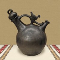 Botijo - традиционный испанский кувшин.
Ничего необычного в том, что он сохраняет прохладу нет. Аналогично работают все керамические кувшины: кавказские, русские (кринки) и проч.  Влага на поверхности кувшина испаряется, при этом процессе происходит охлаждение - вот и весь секрет.
Кстати, у этого испанского кувшина большое сходство с нашими елейниками. Не находите? 
ПС. Бонус - видео об изготовлении ботиджо для залипания.