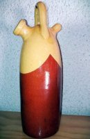 Botijo - традиционный испанский кувшин.
Ничего необычного в том, что он сохраняет прохладу нет. Аналогично работают все керамические кувшины: кавказские, русские (кринки) и проч.  Влага на поверхности кувшина испаряется, при этом процессе происходит охлаждение - вот и весь секрет.
Кстати, у этого испанского кувшина большое сходство с нашими елейниками. Не находите? 
ПС. Бонус - видео об изготовлении ботиджо для залипания.