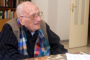 В середине 2000-х годов журнал «Итоги», опубликовав материал на эту тему, поместил в нем рассказ некоего офицера-подводника Николо, якобы причастного к диверсии. По его словам, операцию организовал бывший командир подводных диверсантов Валерио Боргезе, после передачи корабля поклявшийся «отомстить русским и взорвать его во что бы то ни стало». Диверсионная группа, как утверждал источник, прибыла на мини-подлодке, которую, в свою очередь, тайно доставил грузовой пароход, прибывший из Италии. Итальянцы, как писало издание, оборудовали тайную базу в районе севастопольской бухты Омега, заминировали линкор, а затем вышли на подлодке в открытое море и дождались, чтобы их забрал «свой» пароход.