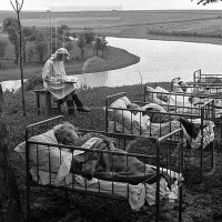 Кровати стоят прямо на земле,не страшатся ни комаров ни скорпионов. Современные родители увидев бы как спят ихние чада завалили бы жалобами надзорняе органы, что тем, ничего не оставалось бы сделать как детский сад закрыть или вручить организаторам огромный штраф. А тогда это было вполне нормально. Нет ничего здоровее чем сон на свежем воздухе...