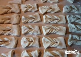 если вы порежете на ромбики и завяжете узелком, получите немецкие кребельн.
(хотя  в Германии есть мнение, шо это русские кребли)

разрешается кушать как "хлеб"(лепёшку) или посыпать пудренным сахаром и к чаю.
1:1 рецепт.

когда мне лень морочиться делаю лепешки.