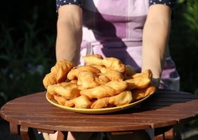 если вы порежете на ромбики и завяжете узелком, получите немецкие кребельн.
(хотя  в Германии есть мнение, шо это русские кребли)

разрешается кушать как "хлеб"(лепёшку) или посыпать пудренным сахаром и к чаю.
1:1 рецепт.

когда мне лень морочиться делаю лепешки.