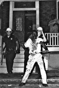 Вот так должно быть, как в старые добрые времена и никак иначе! Белая Америка, очнись, не сходи с ума!