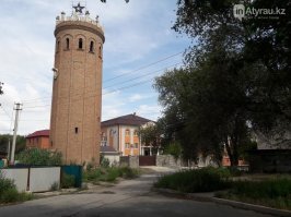 Вот башня с моей родины, Гурьев, сейчас Атырау, Казахстан. Стоит ещё. В период моего детства у нас ходила байка, что там хранятся картины. Видимо после фильма "Приключения Электроника".