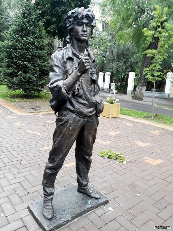 Памятник Виктору Цою в Алма-Ате