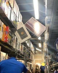 19 лет назад были первые плазмы , мы их покупали для презентаций , и у нас складовщик разбил 2 . Цены тогда были очень интересные за 50 инчей платили почти по 5 штук евро , так вот после этого он сам уволился :)