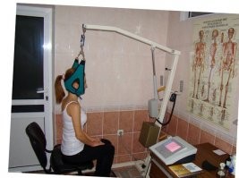 Не знаю я насчет увеличения роста, но в детстве, после травмы позвоночника, похожую хрень мне цепляли в течении года по три раза в неделю минут на 40. Называлась эта приблуда "Петля Глиссона". Вырос я правда до 190см... Не знаю может от нее)