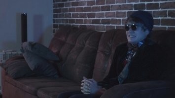 Озабоченным хохмачом предложено посмеяться с еще одного стручка под футболкой.