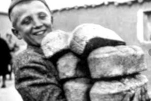 Пример: Зачем СССР обменялся территориями с Польшей?
Все это было в далеком 1949 году, внук пана Гжельского попал в болото и просидев там 10 дней, был найден Красноармейцем Смирновым. уроженцем села Кливичи Вятского района.. Он помог бедному мальчишке выбраться из болота, но тот оголодал и боец РККА дал ему кучу батонов, тот, расказав отцу, приказал ему отдать эти болота и лес, чтобы польские дети не падали в болото...