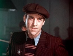 Слово мент к нам пришло из Австрии. Там так называли полицейских из-за их одежды: плащ. Мент с немецкого плащ.
А слово мусор пришло к нам из фильма "Место встречи изменить нельзя". Слово это очень старое. Восходит к аббревиатуре МУС - Московский Уголовный Сыск. После революции название изменили на Розыск. Стал МУР.
Потому Горбатый говорит "отдашь мусорка", а Жеглов сильно моложе, потому он говорит про "муровцев".
И когда какого-то там постового сержанта называют мусором, мне немного обидно - человека причисляют к легендарной конторе волкодавов, а он ловит забулдыг  за пиво в парках, да и к Москве отношения не имеет.