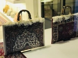 Во Флоренции жена фотографировала витрину с такими сумками. Ковёр детства увидела.